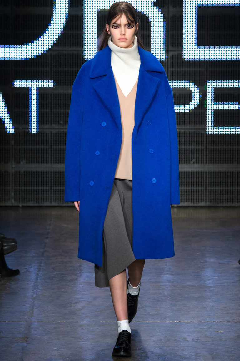 Синее модное пальто