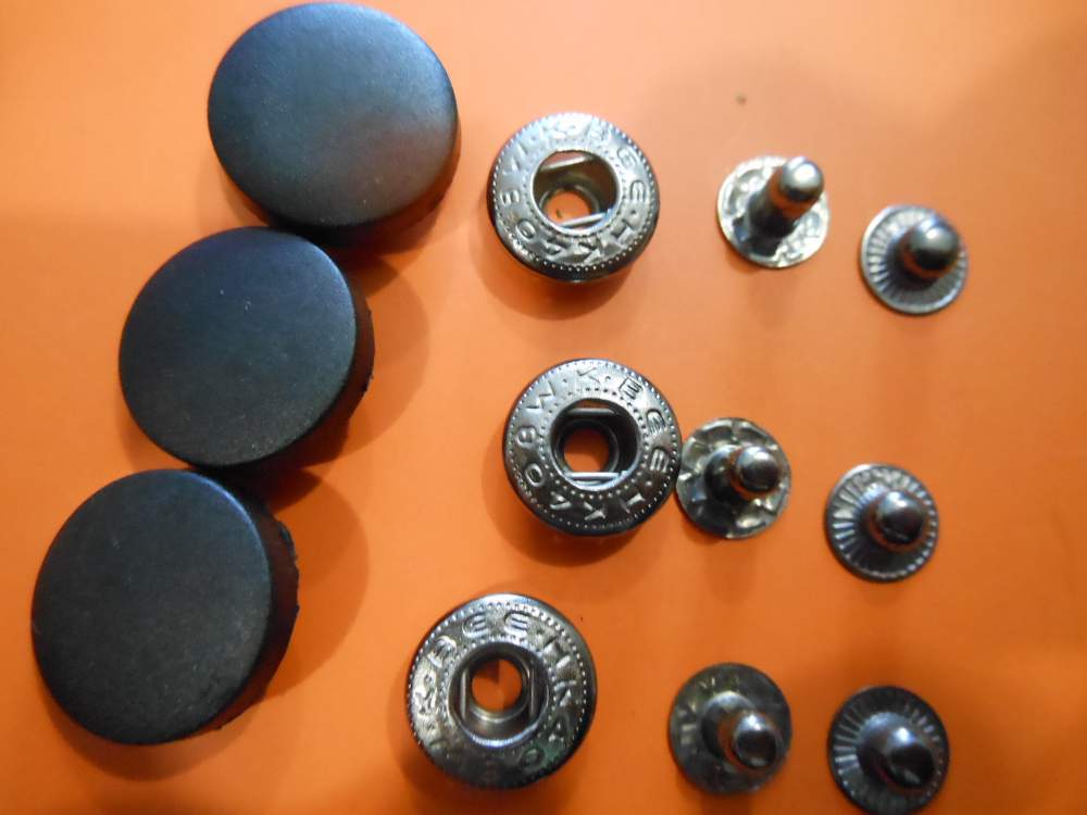 Инструмент для установки кнопок заклепки на одежды на каменной предпосылке
