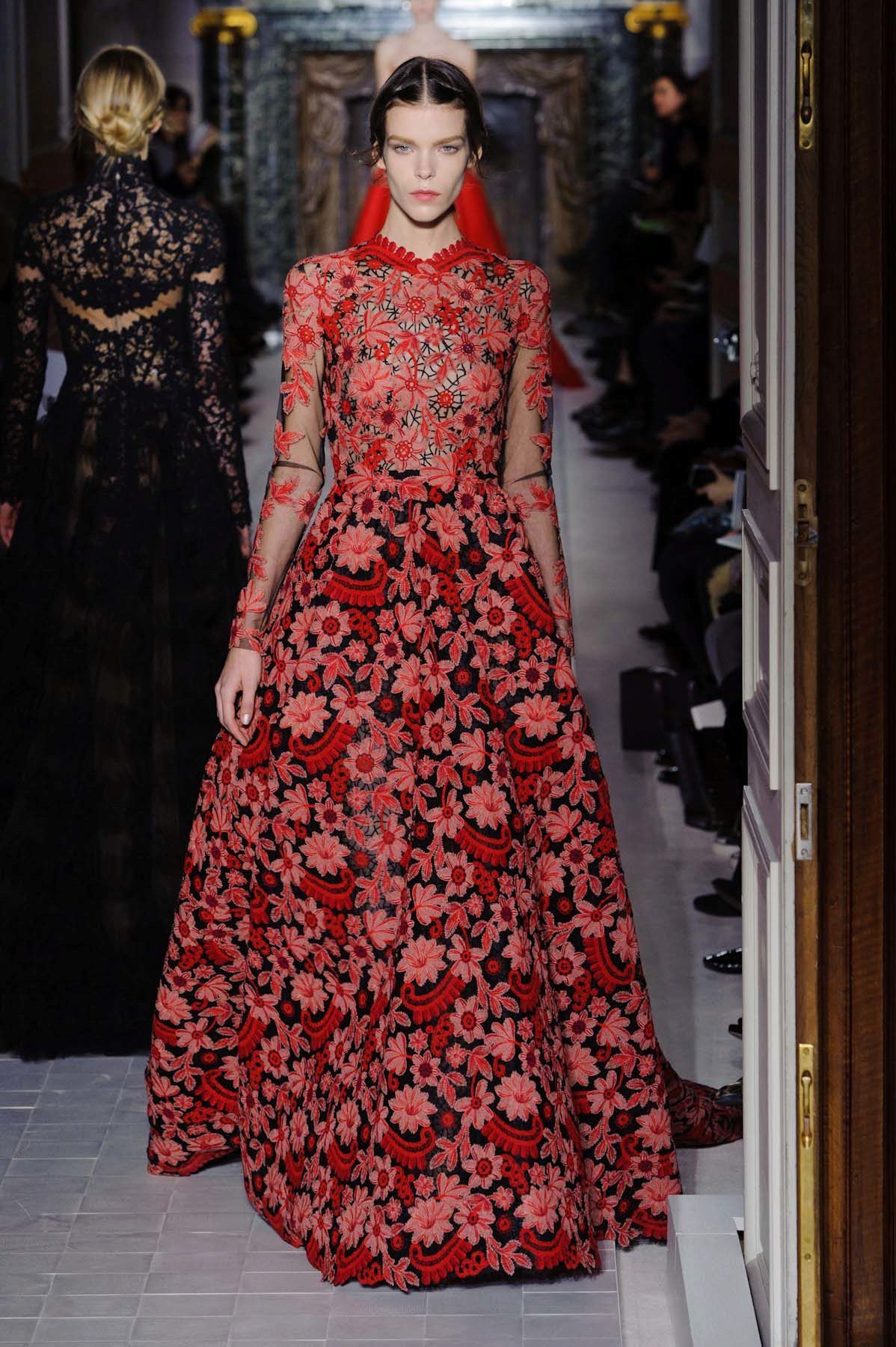 Красное платье в стиле барокко с цветами