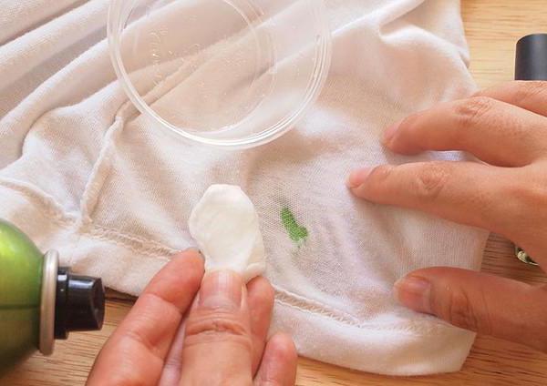 Советы как вывести лак для ногтей с одежды