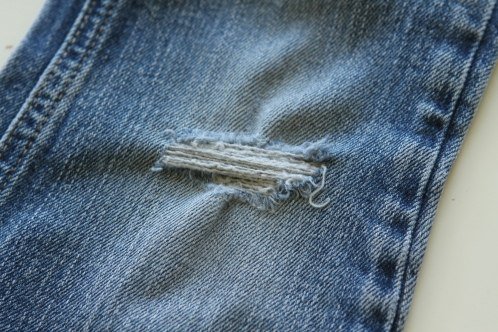 Дырка на джинсах