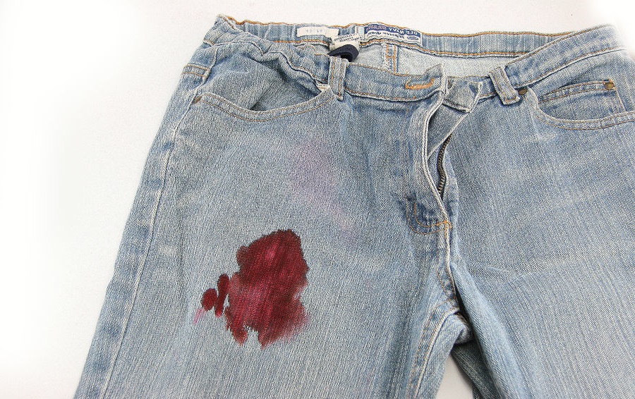 Как отстирать кровь с джинсов