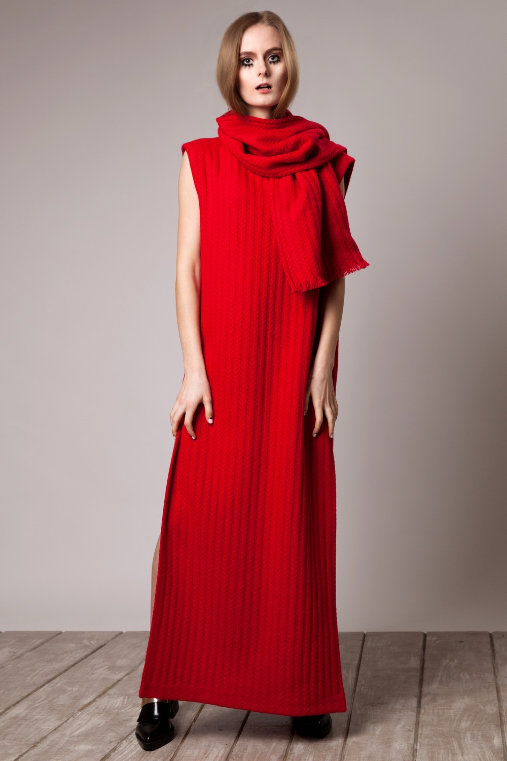 Красное платье из шерсти с шарфом