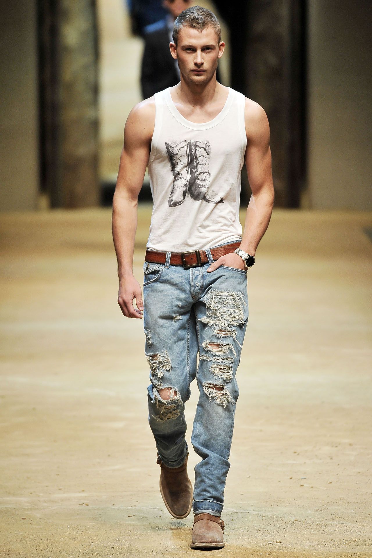 Модные дизайнеры точно знают, какими должны быть мужские джинсы