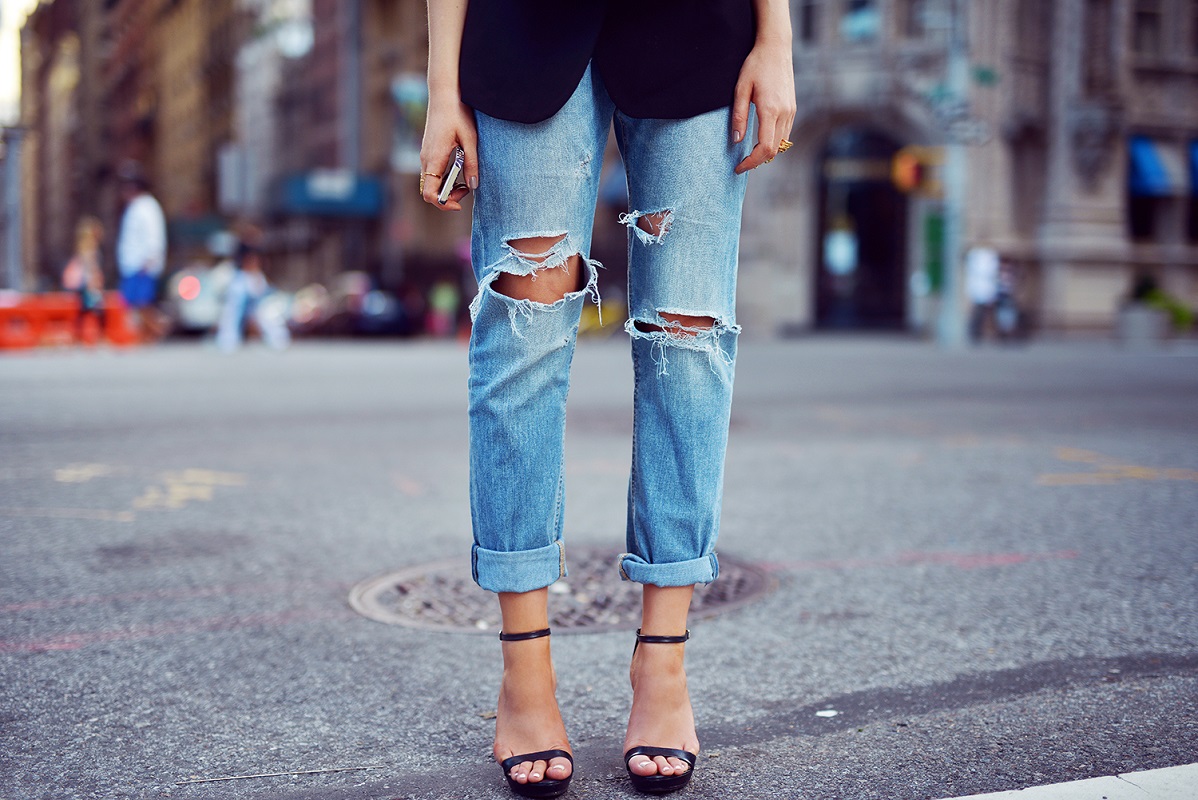 Модные рваные женские джинсы