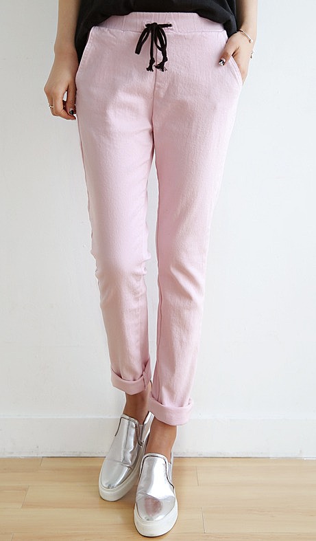 Зауженные джинсы розового цвета