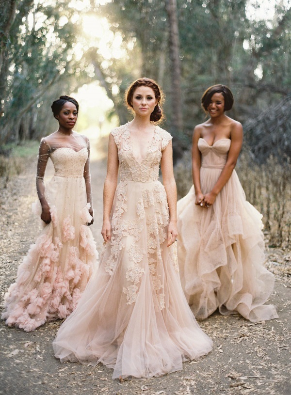 Пудрово-розовые свадебные платья
