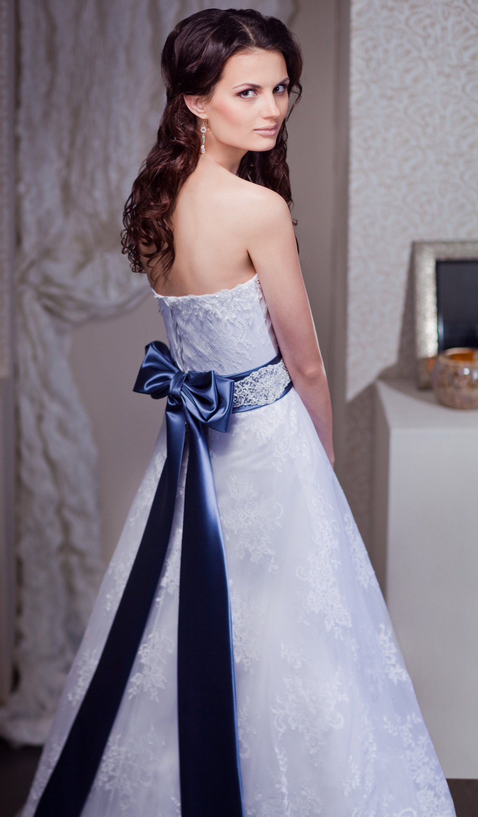 Свадебное платье с цветным поясом
