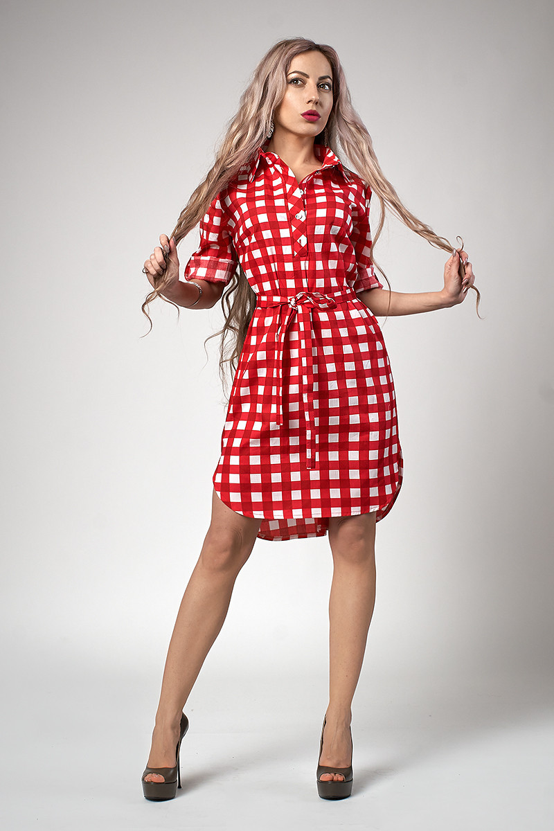Женское платье-рубашка с поясом в красную клетку