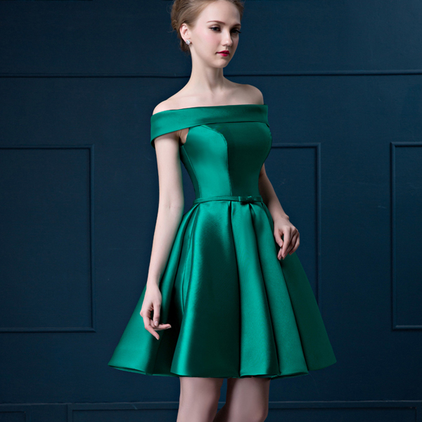 Зеленое платье с пышной юбкой и с открытыми плечами
