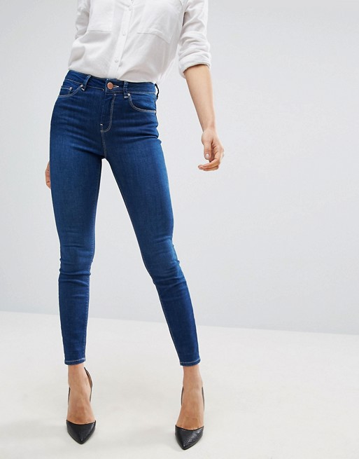 Облегающие синие джинсы для девушки