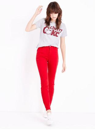 Красные джинсы для девушки