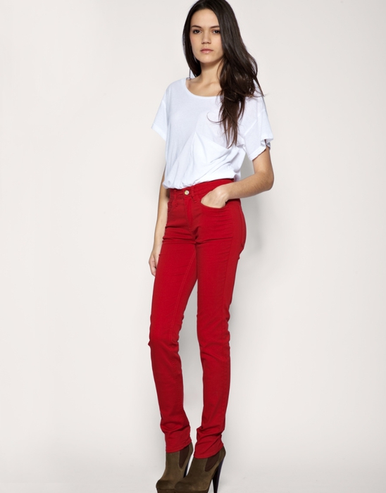 Узкие джинсы красного цвета