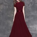 Длинное бордовое платье с кружевными рукавами