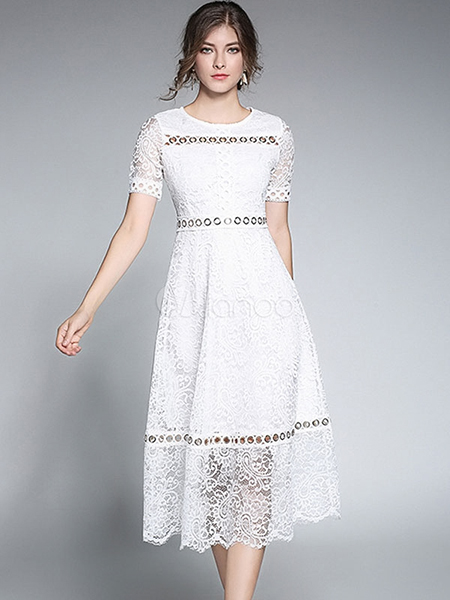 Белое кружевное платье с круглой шейкой