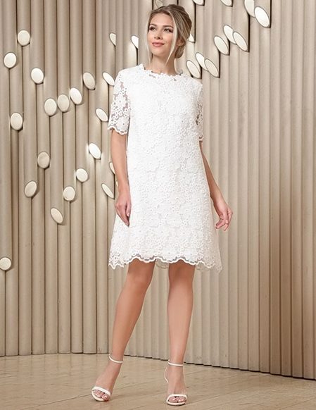 Белое кружевное платье-трапеция