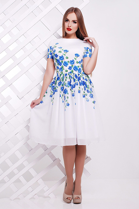 Белое платье с синими цветами