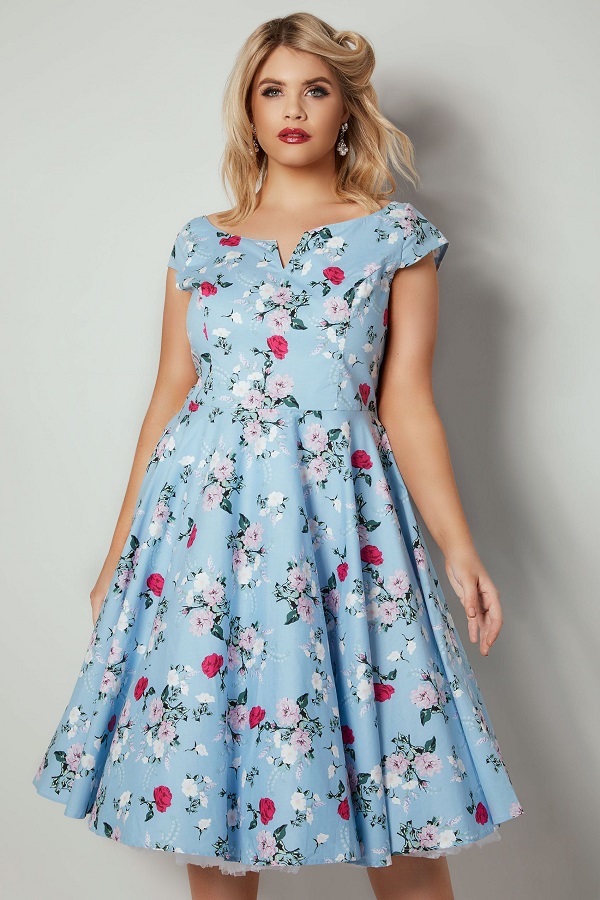 Голубое платье с цветочным принтом