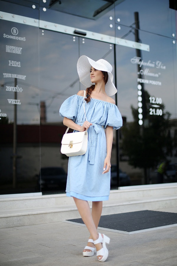 Голубое платье в сочетании с белыми аксессуарами