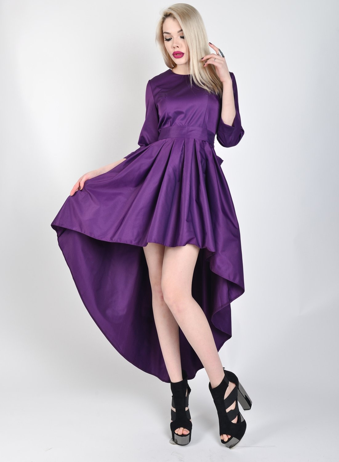 Лиловое платье со шлейфом