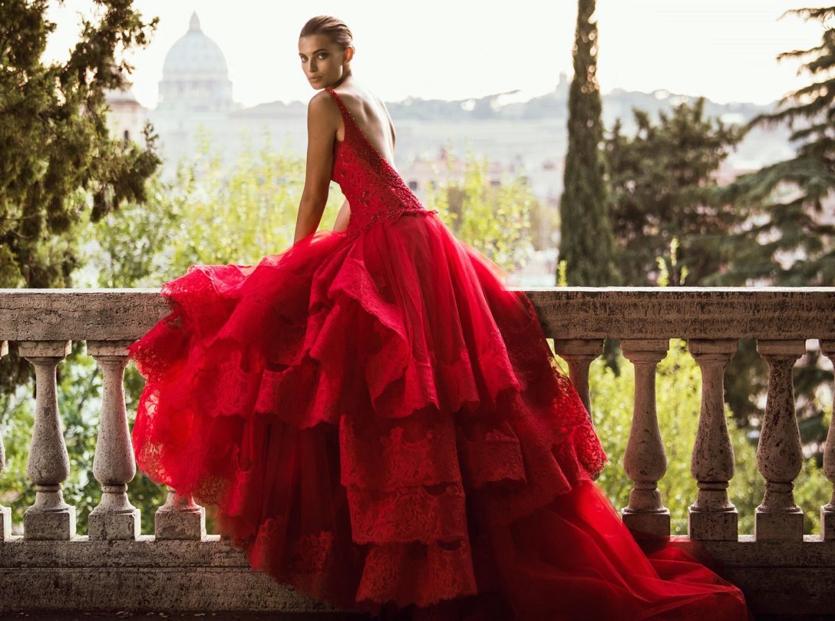 Пышное платье красного цвета