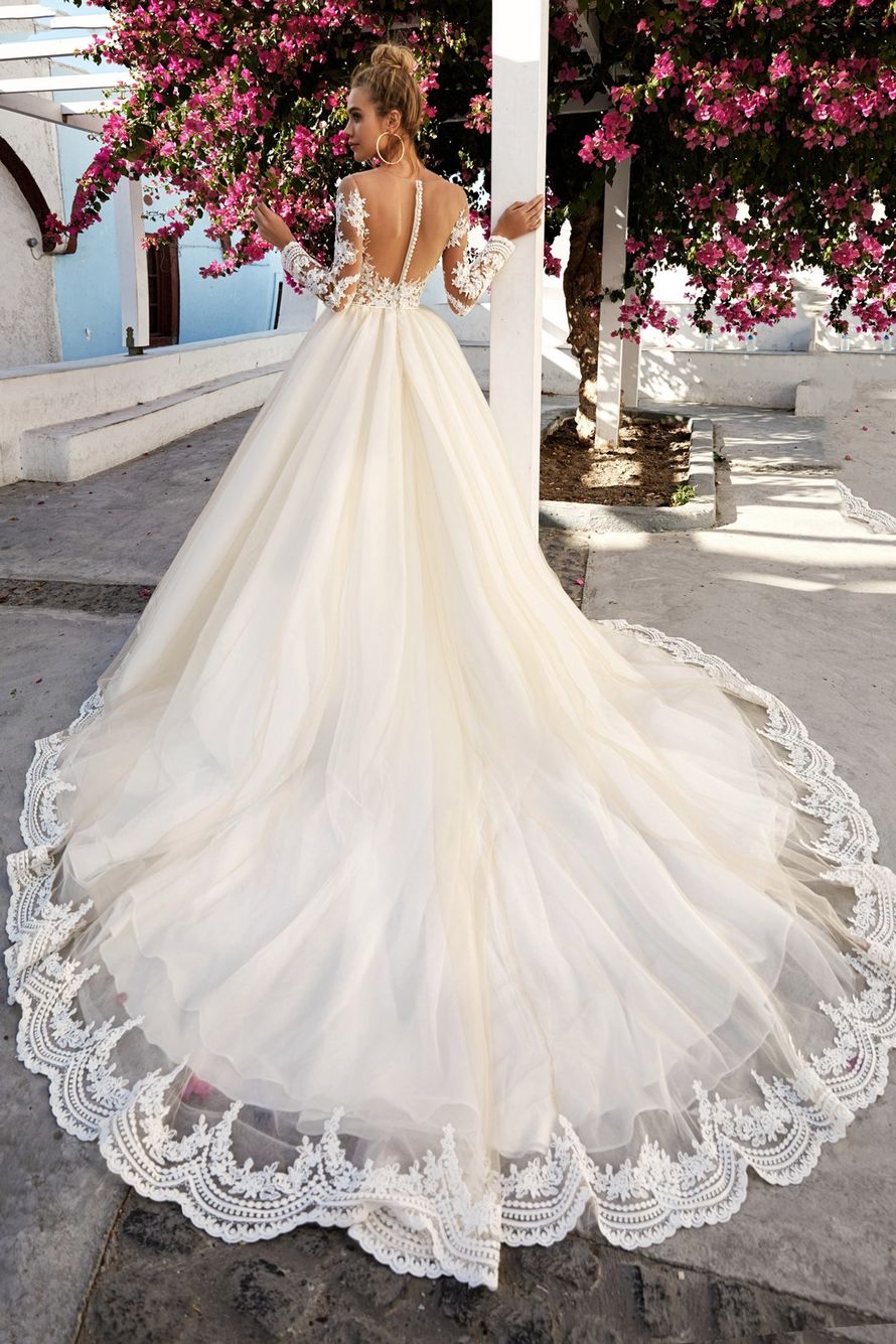 Пышное свадебное платье с кружевом