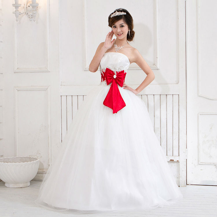 Белое свадебное платье с красным бантом