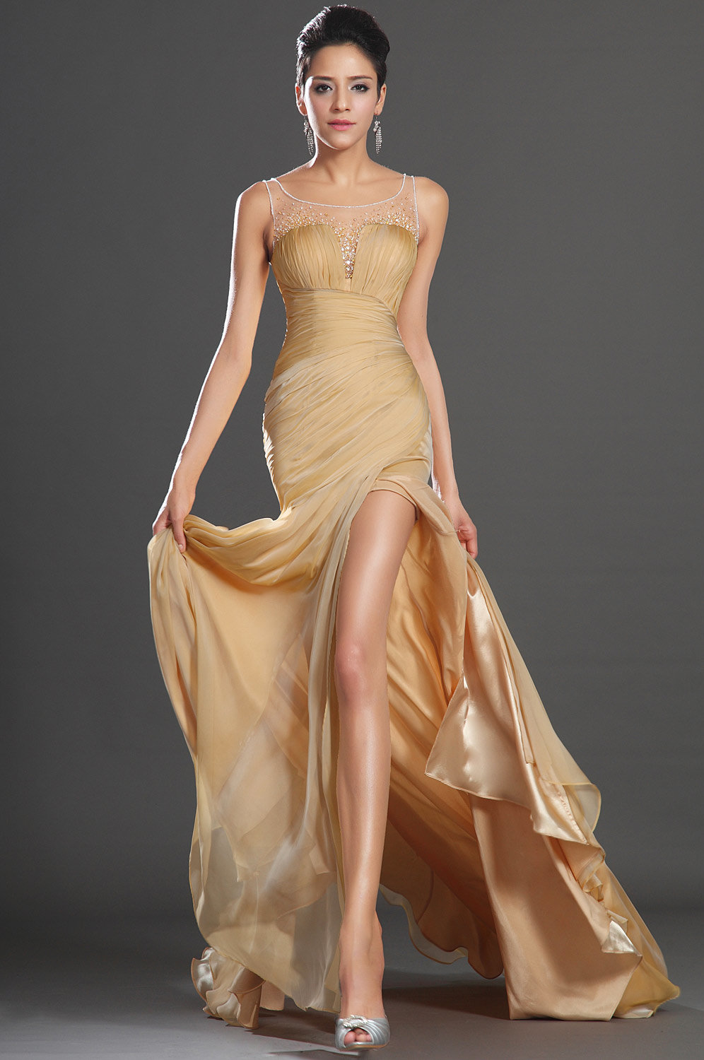 Вечернее золотое шелковое платье
