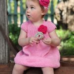 розовое вязаное платье для малышки