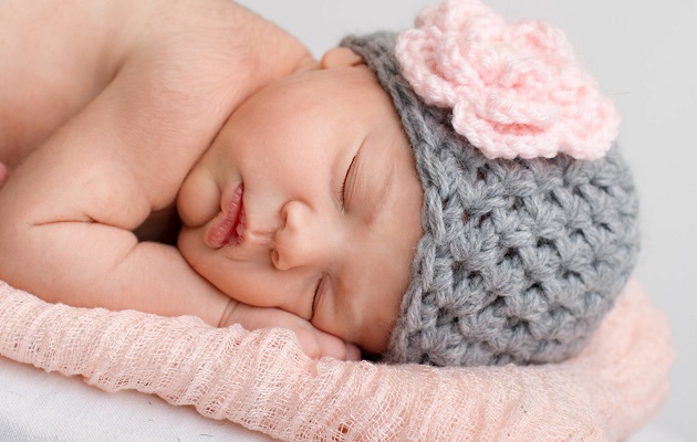 Шапочка крючком — 5 проектов для новорожденных