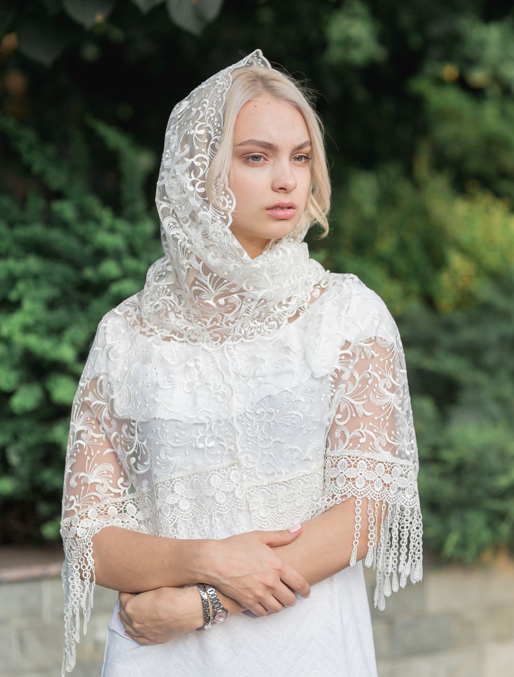 Девушки в белом платке. Платок для венчания в церкви. Шарф для венчания. Кружевной платок на голову.