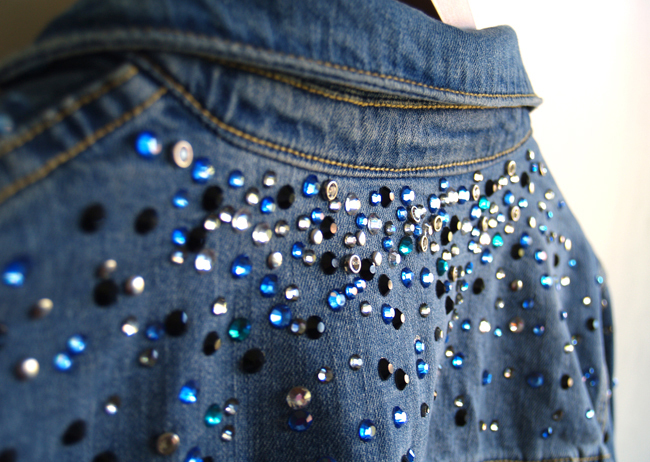 Вторая жизнь. Как стильно украсить джинсовую куртку | PriceMedia